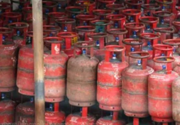 LPG gas cylinders stacked as Pune faces delivery delays under 96-hour rule