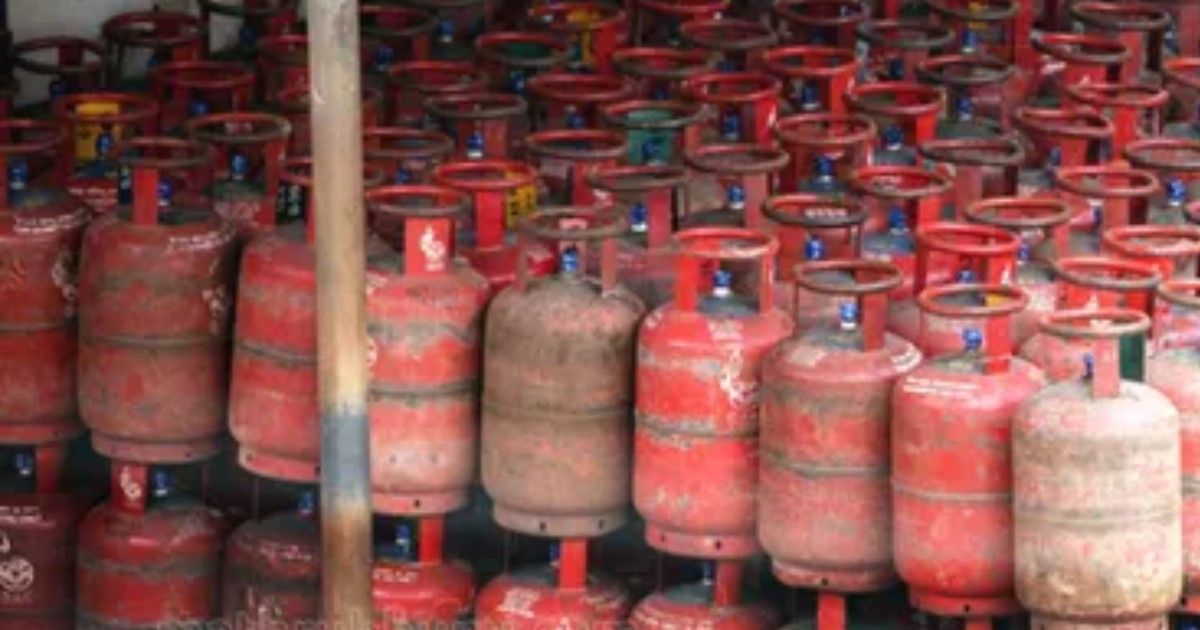 LPG gas cylinders stacked as Pune faces delivery delays under 96-hour rule
